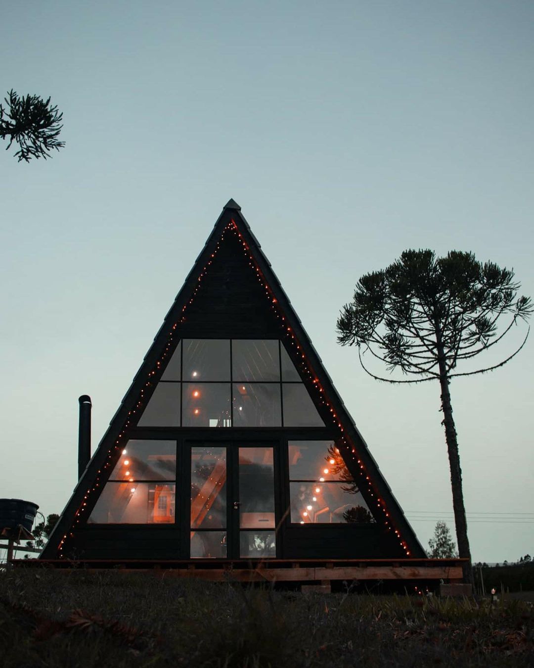 A Black Cabin: Refúgio Minimalista de Luxo em Meio à Natureza