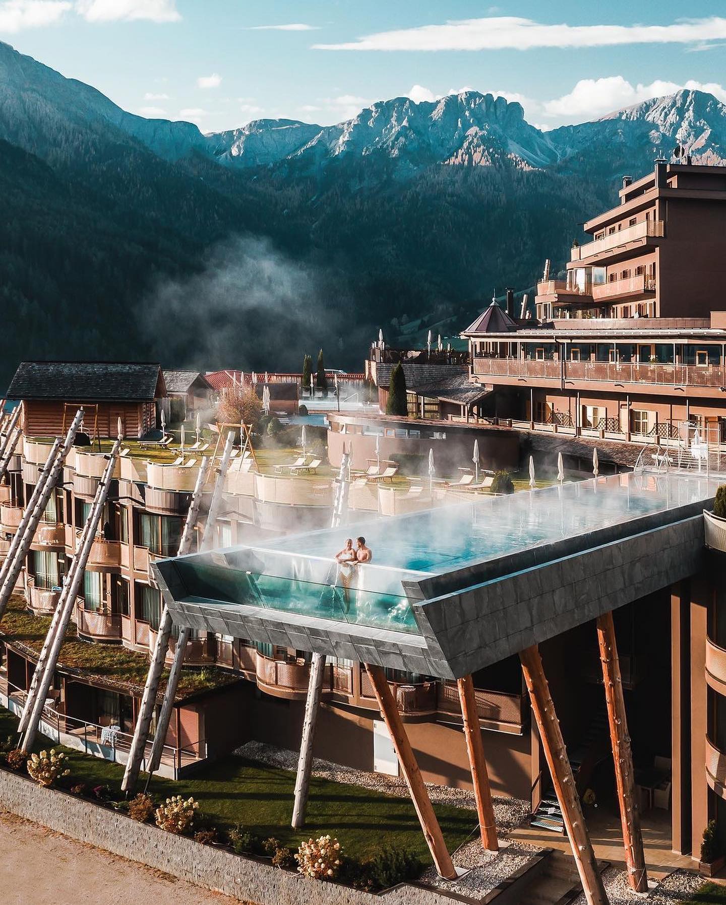 Hotel Hubertus: Arquitetura Alpina e Sky Pool nas Dolomitas Italianas