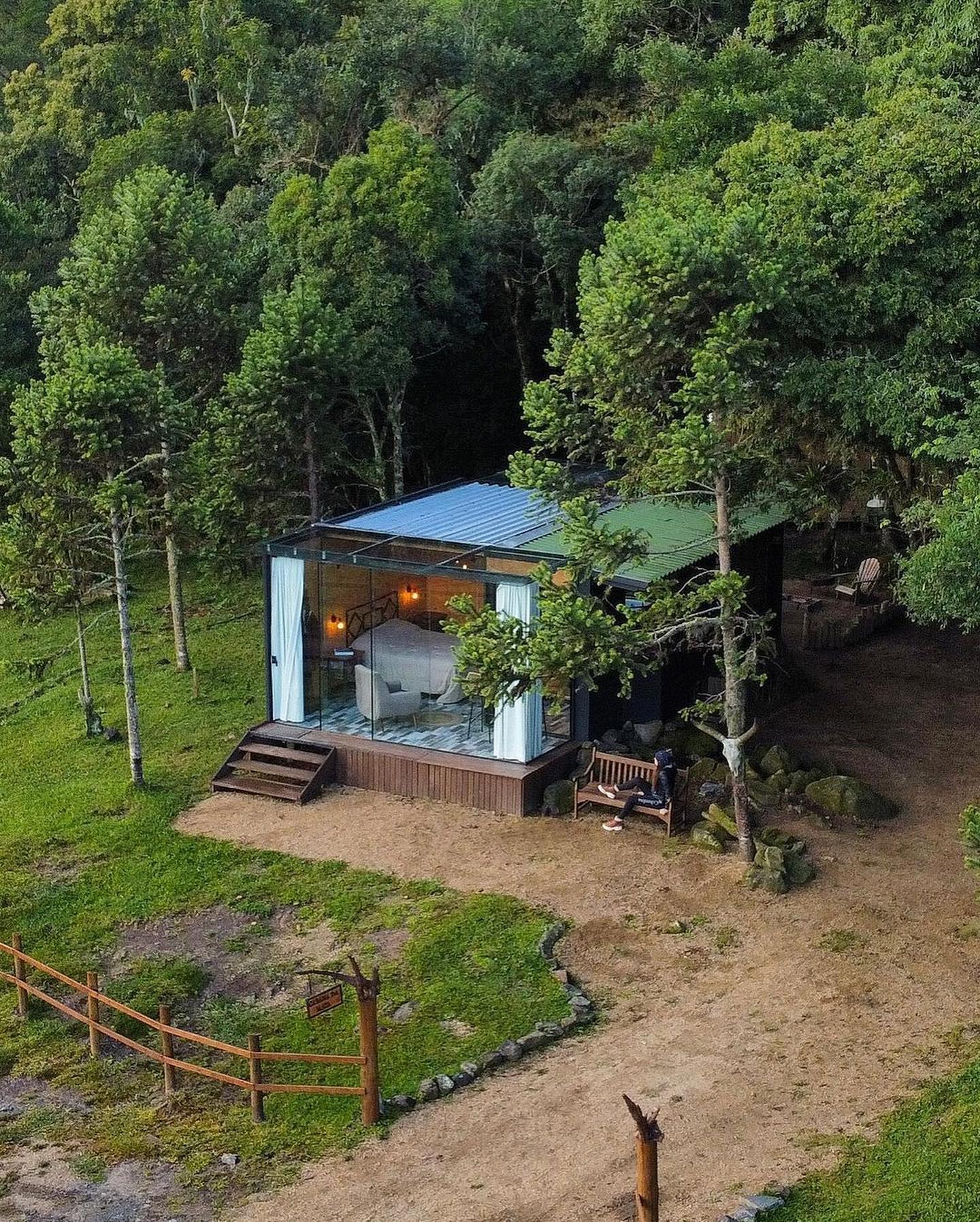 Santuário das Pedras: Refúgio de Cabana em Meio à Natureza e Montanhas